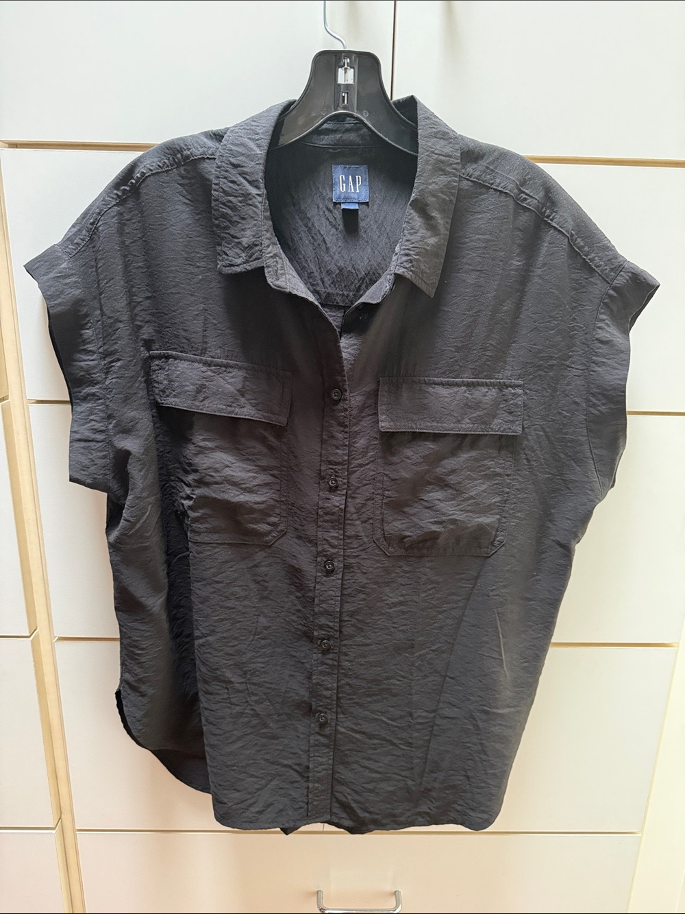 GAP Men's Short-Sleeve Button-Down Shirt in Black